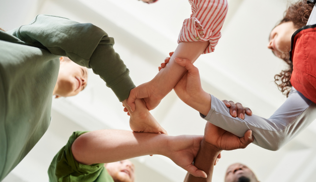Apoyo familiar y comunitario en personas con problemas auditivos