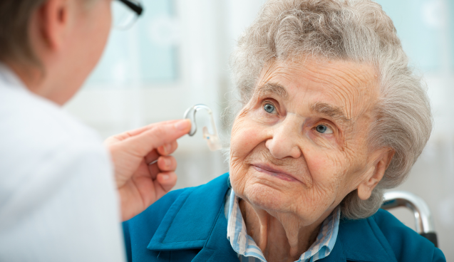 Mitos y realidades del uso de audífonos en personas de tercera edad